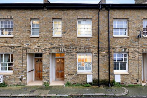 3 bedroom terraced house to rent, Steels Lane, London, E1