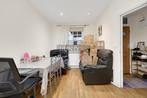 3 bedroom terraced house to rent, Steels Lane, London, E1