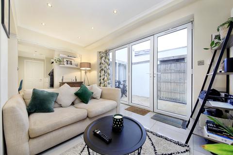 1 bedroom flat for sale, Queenstown Road, London