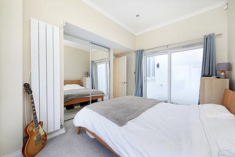 1 bedroom flat for sale, Queenstown Road, London