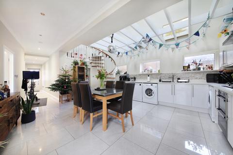 2 bedroom flat for sale, Robertson Street, London