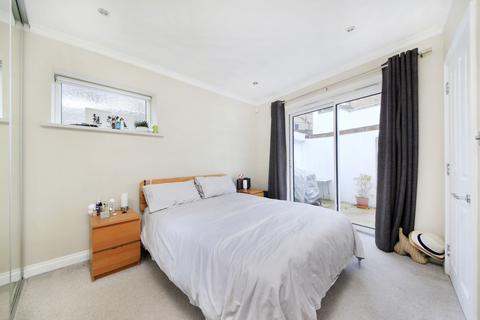 2 bedroom flat for sale, Robertson Street, London