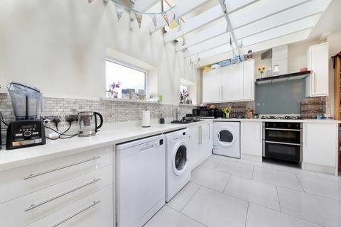 2 bedroom flat for sale, Robertson Street, London