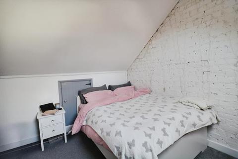 2 bedroom apartment to rent, Broadway, Leigh-on-sea, SS9