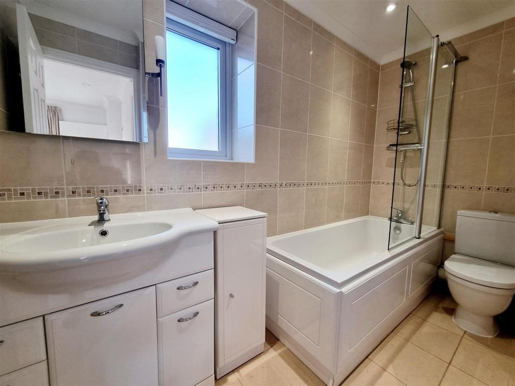 Bed 1 ensuite.jpg