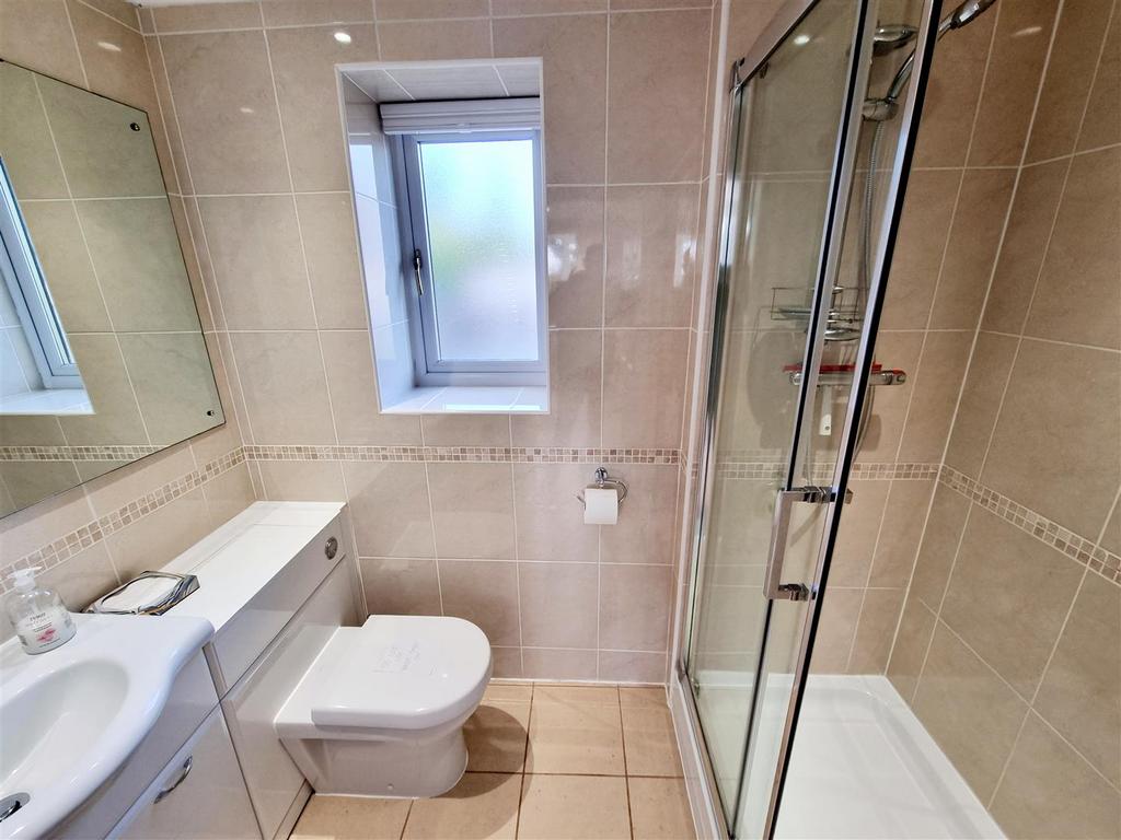 Bed 2 ensuite.jpg