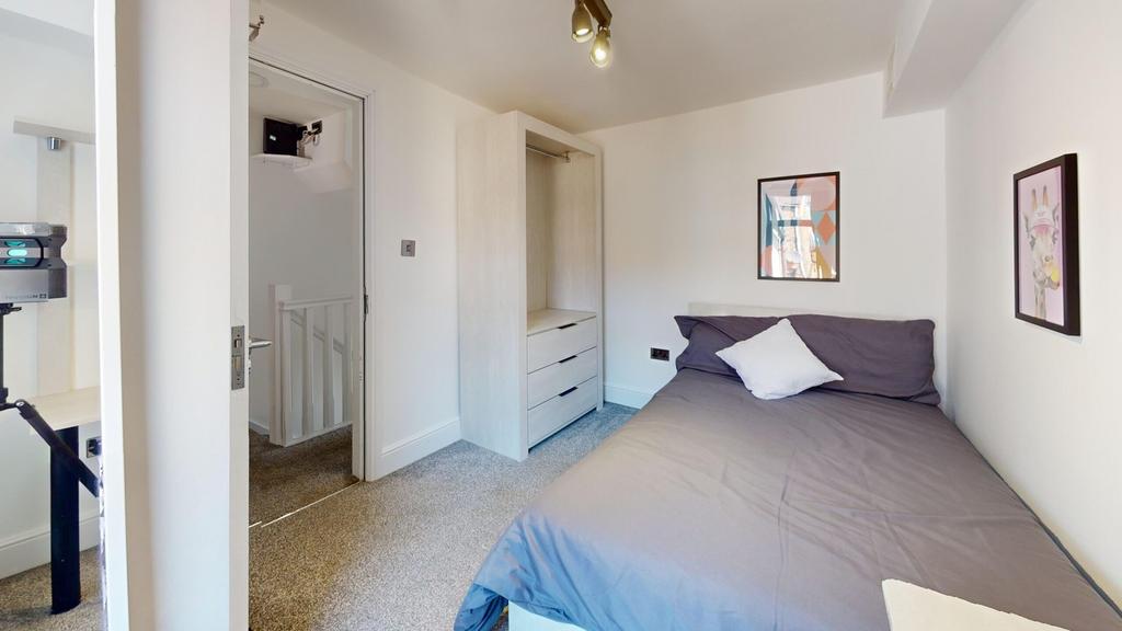 A bright and tidy double bedroom with modern de...