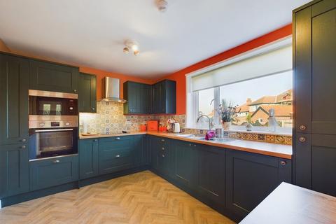 1 The Avenue, Whitby, YO21 3NH