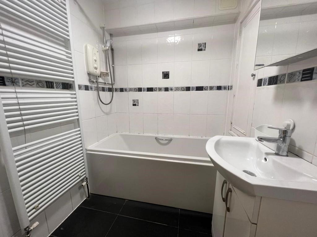 63 Rhosilli - bathroom.jpg