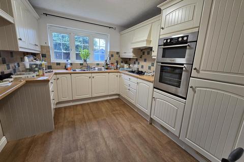 4 bedroom detached house to rent, Britannia Gardens, Stourport-On-Severn DY13