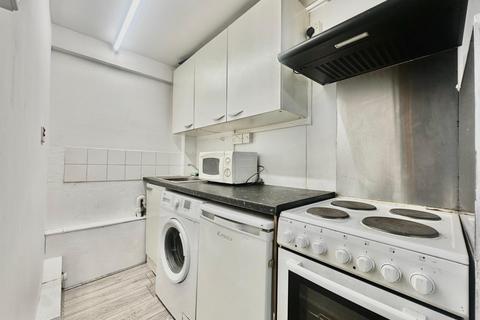 Studio to rent, Kingston Road, South Wimbledon, SW19