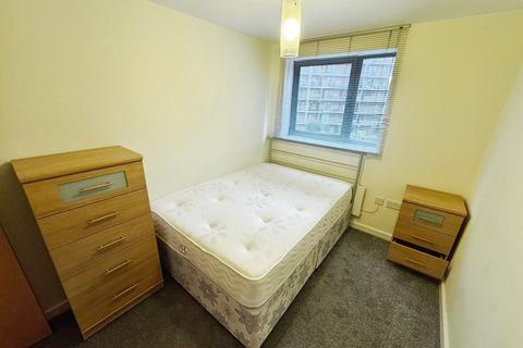 2 bedroom flat to rent, City Walk, Leeds, West Yorkshire, UK, LS11