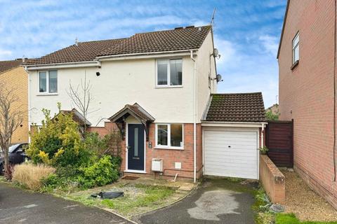 2 bedroom semi-detached house to rent, Sparrow Close, Wokingham RG41