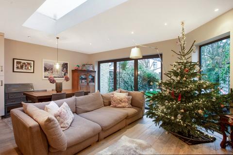 27 Gloucester Road, London, W5 4JA