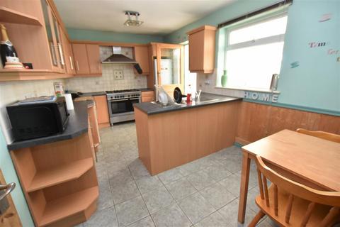 4 bedroom semi-detached house to rent, Hawthorn Road, Worcester WR4