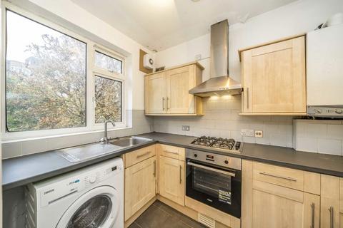 3 bedroom flat for sale, Woodleigh Gardens, London SW16