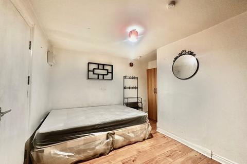 Studio to rent, Mitcham Lane, SW16