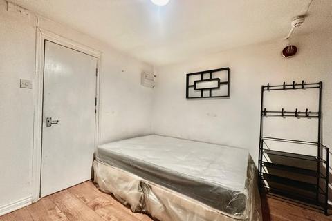 Studio to rent, Mitcham Lane, SW16