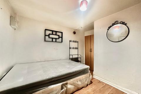 Studio to rent, Mitcham Lane, SW16