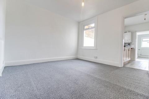 3 bedroom terraced house to rent, Guppy Street, Swindon SN2