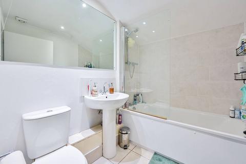 3 bedroom flat for sale, Landor Road, Clapham North, London, SW9