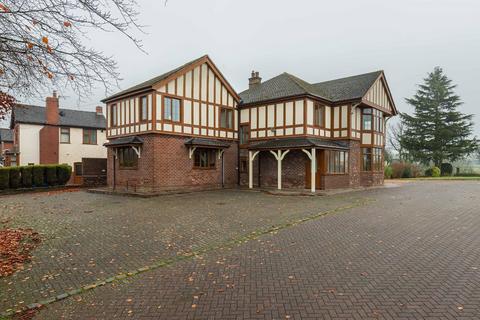 4 bedroom detached house to rent, Ash Bank Road, Stoke-On-Trent ST2