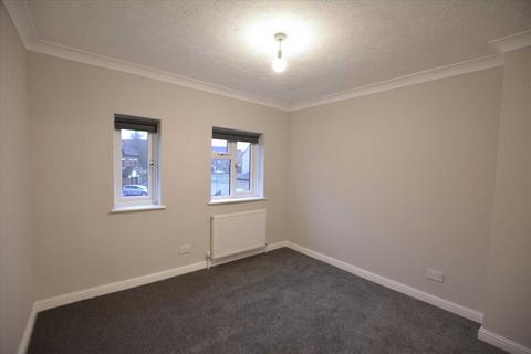 3 bedroom townhouse to rent, Swan Drive, Colindale