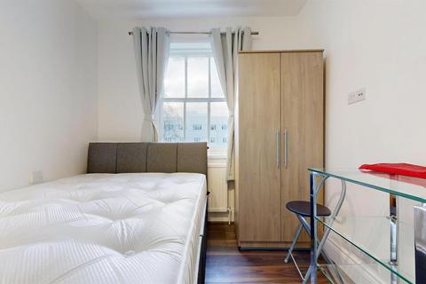 Studio to rent, Talbot Square, London