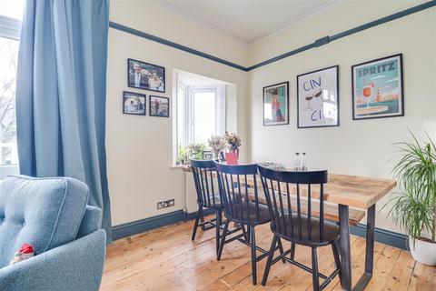 2 bedroom flat for sale, Hillside Crescent, Leigh-On-Sea SS9