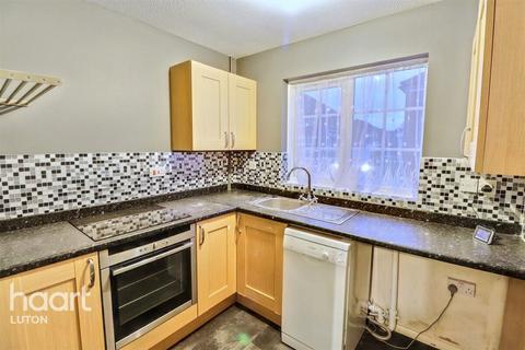 2 bedroom end of terrace house to rent, Milverton Green, Luton