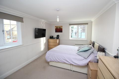 2 bedroom apartment to rent, High Street, CM12