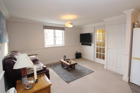 2 bedroom apartment to rent, High Street, CM12