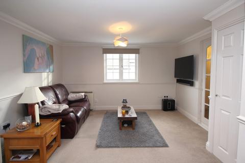 2 bedroom apartment to rent, High Street, CM12