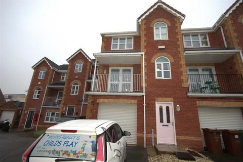 4 bedroom townhouse to rent, Sandringham Court, Streethouse, Pontefract