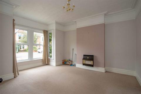 4 bedroom semi-detached house to rent, Thorpe Lea Road, Peterborough