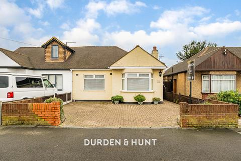 3 bedroom semi-detached bungalow for sale, Kenilworth Gardens, Hornchurch, RM12