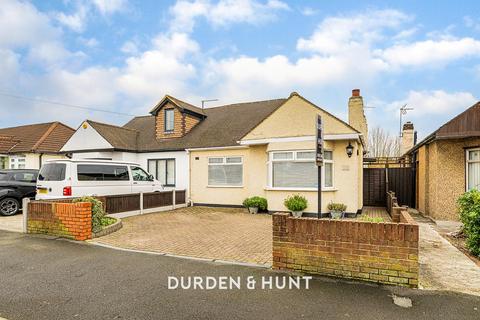 3 bedroom semi-detached bungalow for sale, Kenilworth Gardens, Hornchurch, RM12