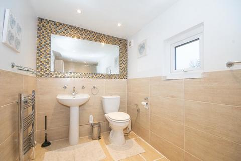 21d Devonshire Road, Pinner, HA5 4LY