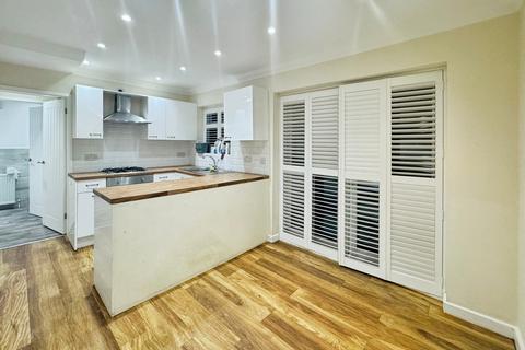 3 bedroom semi-detached house to rent, Ruthin Avenue, Middleton M24