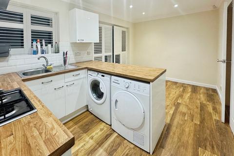 3 bedroom semi-detached house to rent, Ruthin Avenue, Middleton M24