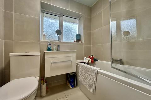 98 Vanguard Road, Southampton, SO18 2EL