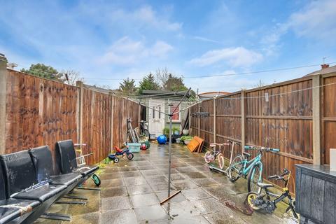 2 bedroom terraced house for sale, Lansbury Drive, Hayes