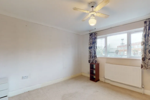 3 bedroom flat to rent, Iveagh Avenue Park royal, London NW10