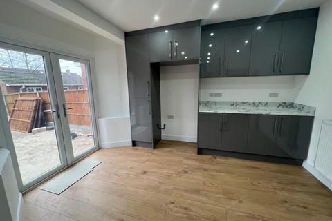 4 bedroom terraced house to rent, Alderwick Drive, Hounslow