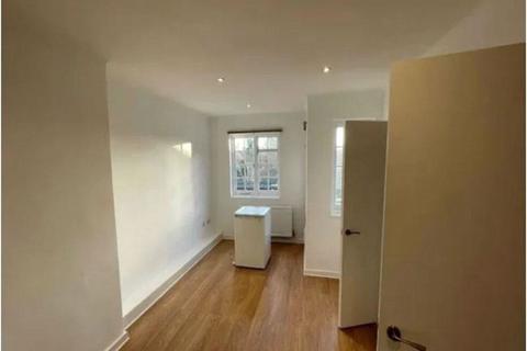 Studio to rent, Falloden Way, London