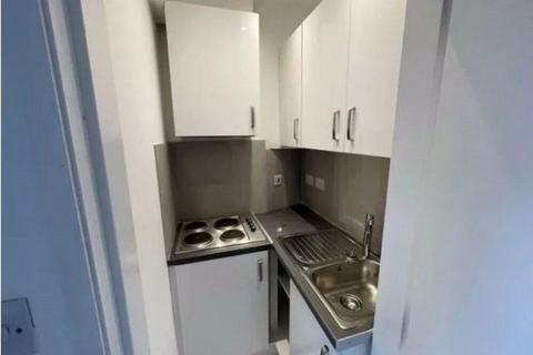 Studio to rent, Falloden Way, London