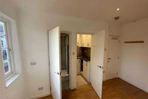 Studio to rent, Falloden Way, London