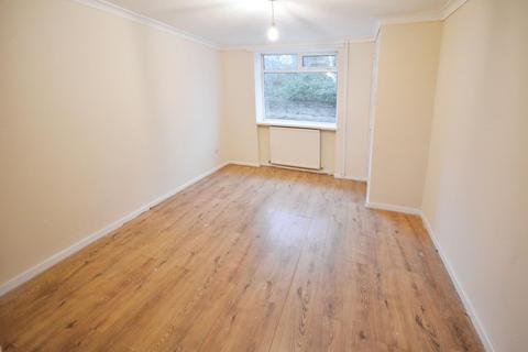 3 bedroom end of terrace house to rent, Station Street, Shildon