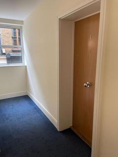 2 bedroom flat to rent, 2-Bed flat in Hatton Wall, London