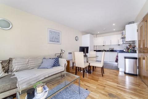 2 bedroom flat to rent, 2-Bed flat in Hatton Wall, London